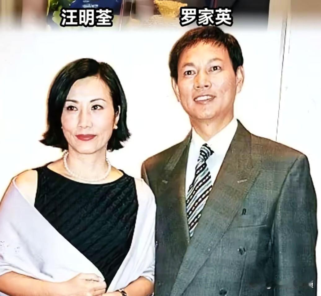 年轻时的罗家英和汪明荃，时隔多年今昔对比。
台上是光彩熠熠的名角，台下是彼此依靠