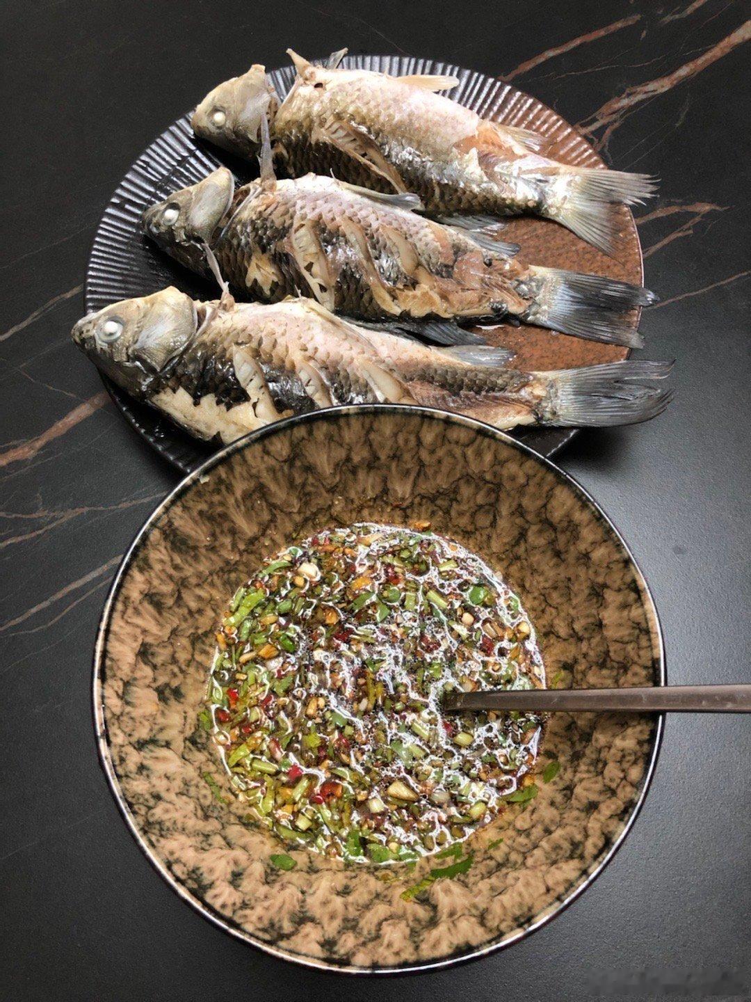 这种天气，最适合吃凉拌鲫鱼。 