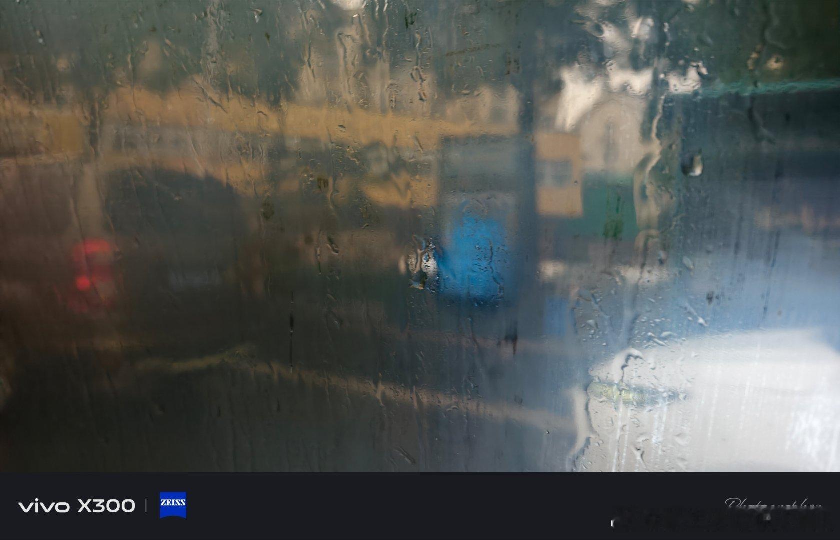 日常下了一夜的雨☔此刻依旧很大心里想着希望两年后这样的大雨我再也不用出门上班了还