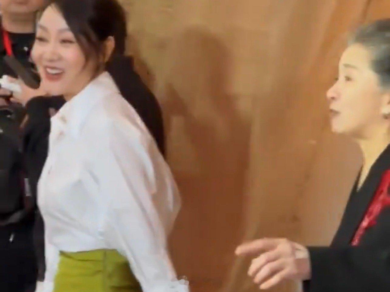 杨幂闫妮 两个儿媳妇争一个婆婆 哈哈哈哈哈没想到两个儿媳妇争起来了。好婆婆恶婆婆