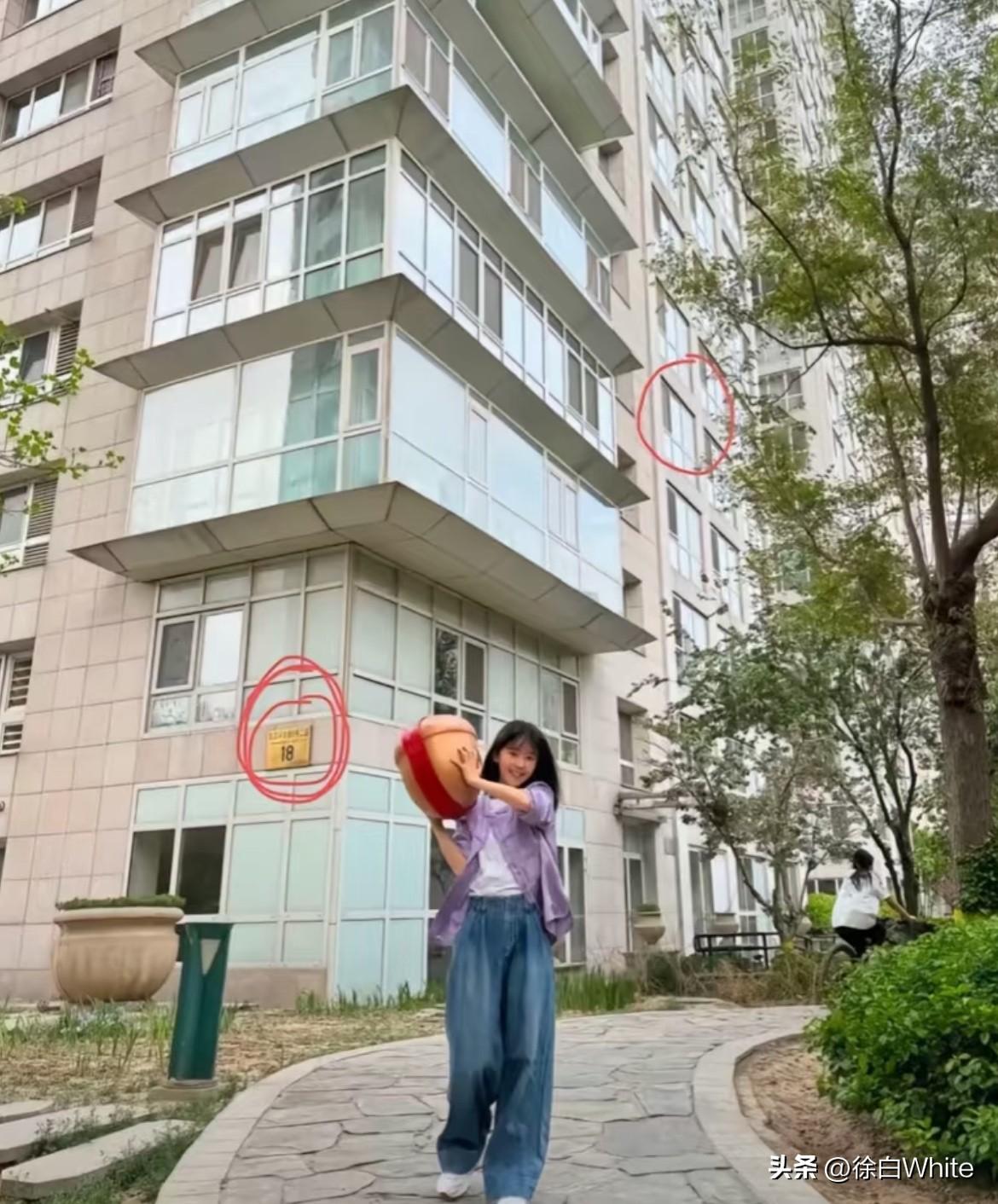 9月13日，宋伊人连夜删评！网友顺藤摸瓜，怀疑她就是于朦胧生前聚会中的唯一女性！