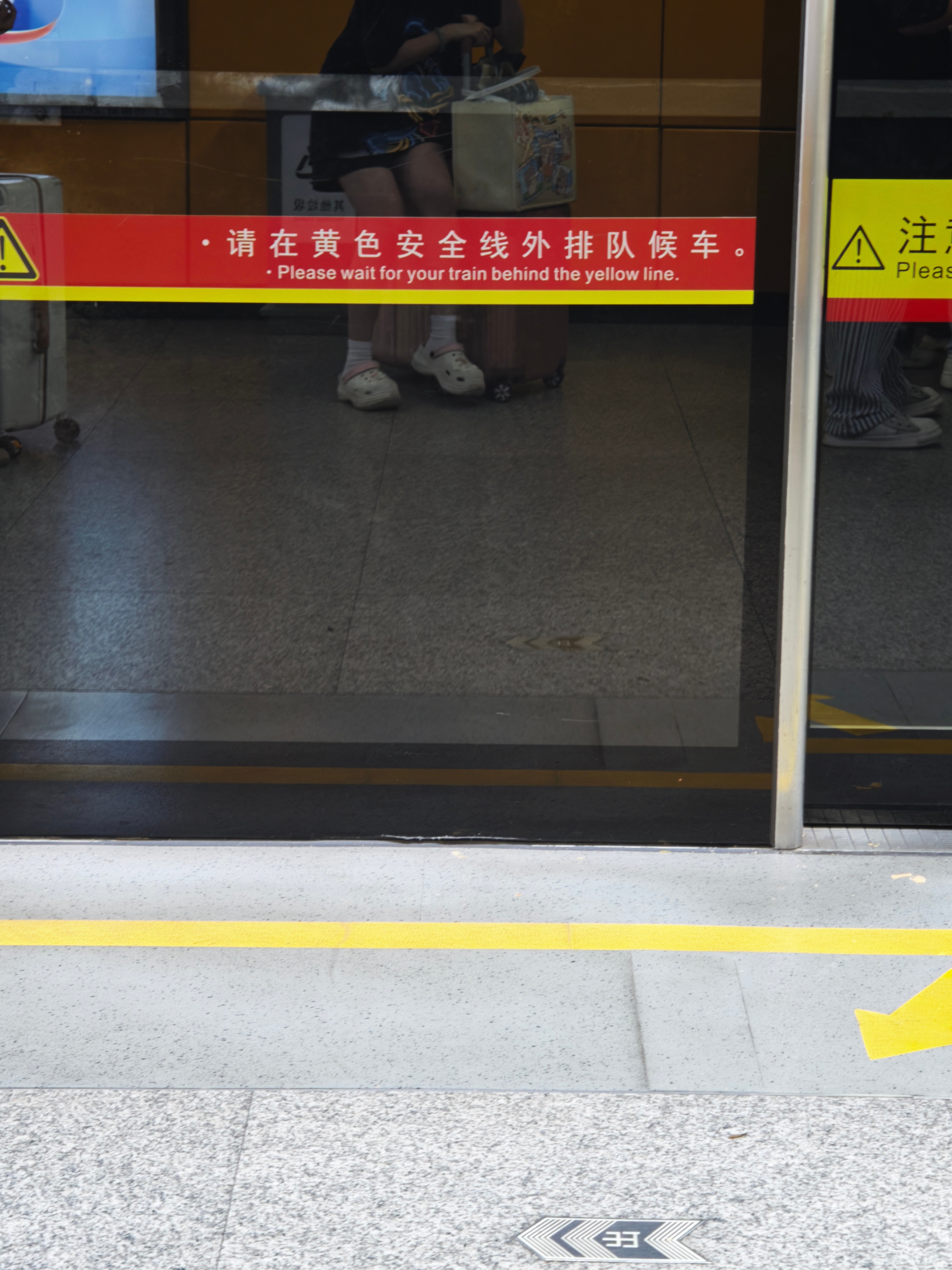 在带两个大箱子回家，我就是脑子有病累到直接瘫在箱子上 