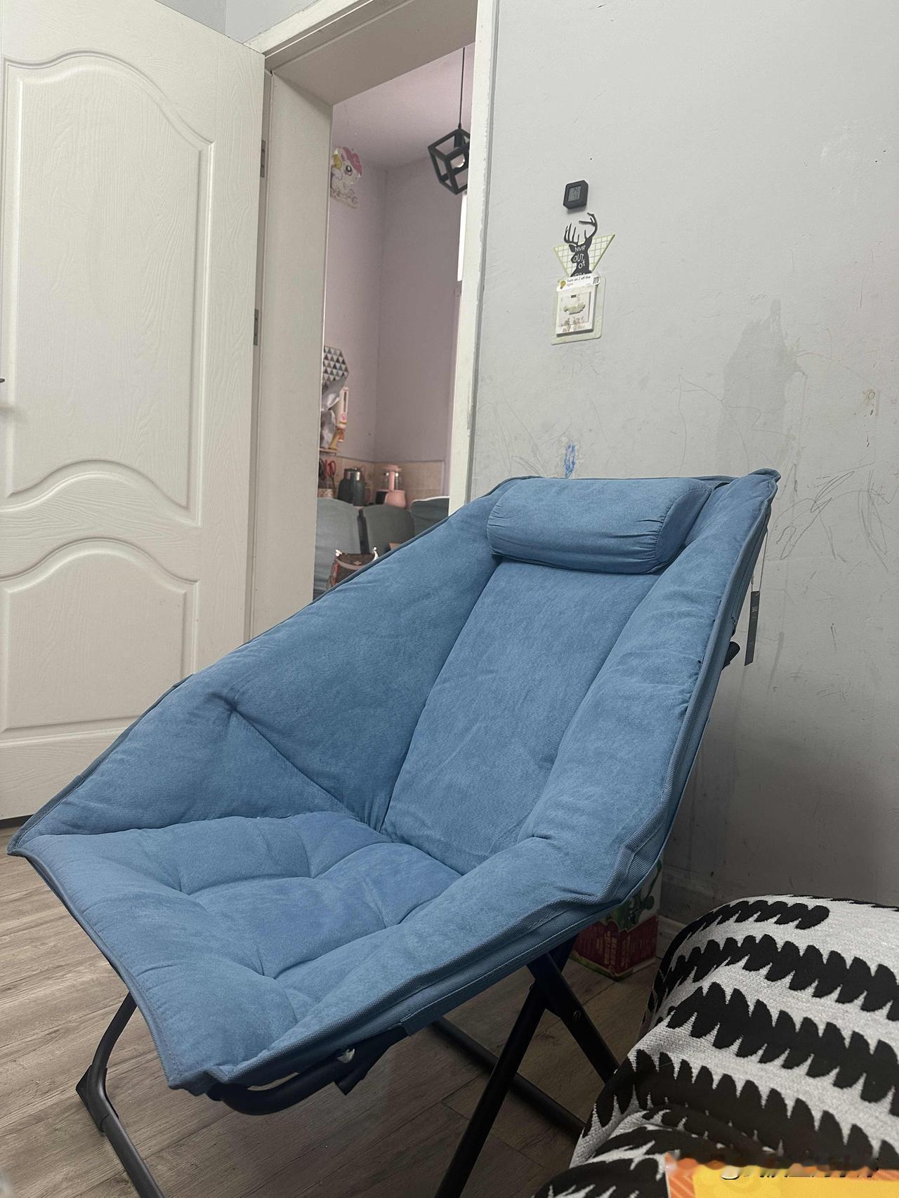 妹妹年前买了一个躺椅，坐着很舒服，可以半躺着！因为家里沙发比较小，只能坐两个人，