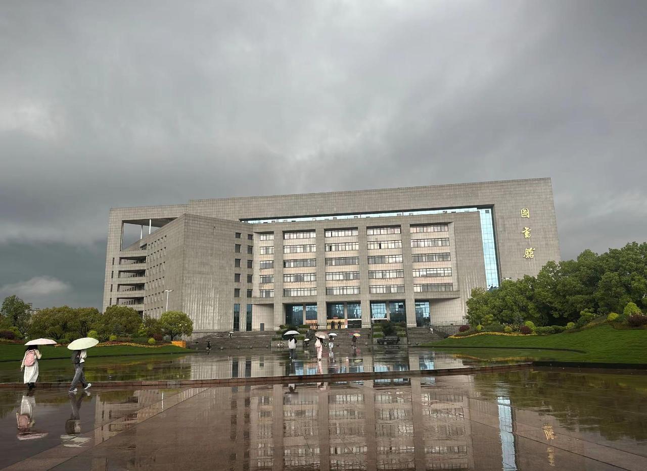 今日武汉纺织大学。雷暴雨的周四