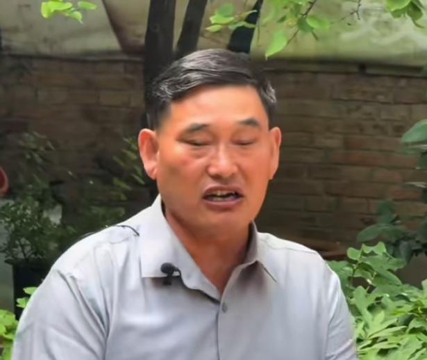 大衣哥朱之文说自己只唱歌不带货，是因为自己知足，哪怕就是不出名了，现在家里一个小