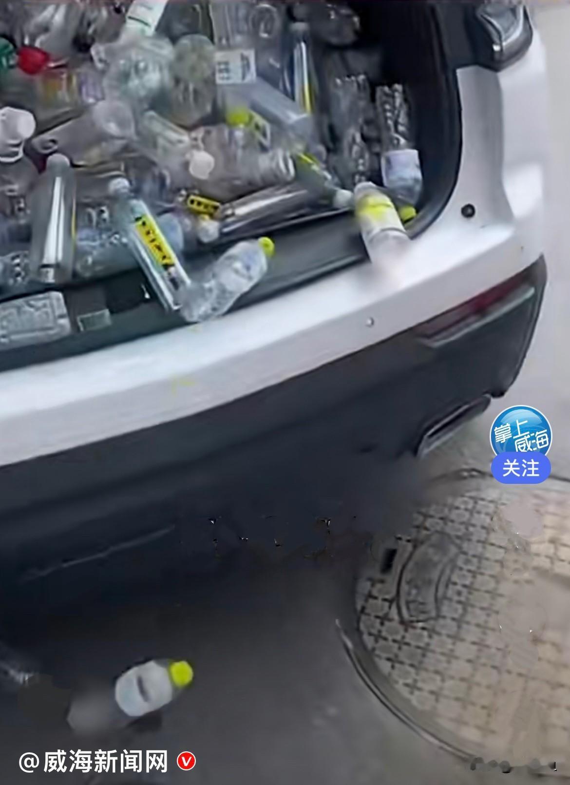 近日，山东威海有位善良的小伙，出门就遇见了一位拾荒大爷，他把积攒了整整小半年，满