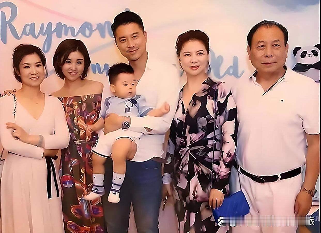 李小萌王雷晒出一张全家福，却意外地被他们67岁的婆婆抢了镜。这张照片中，婆婆和明