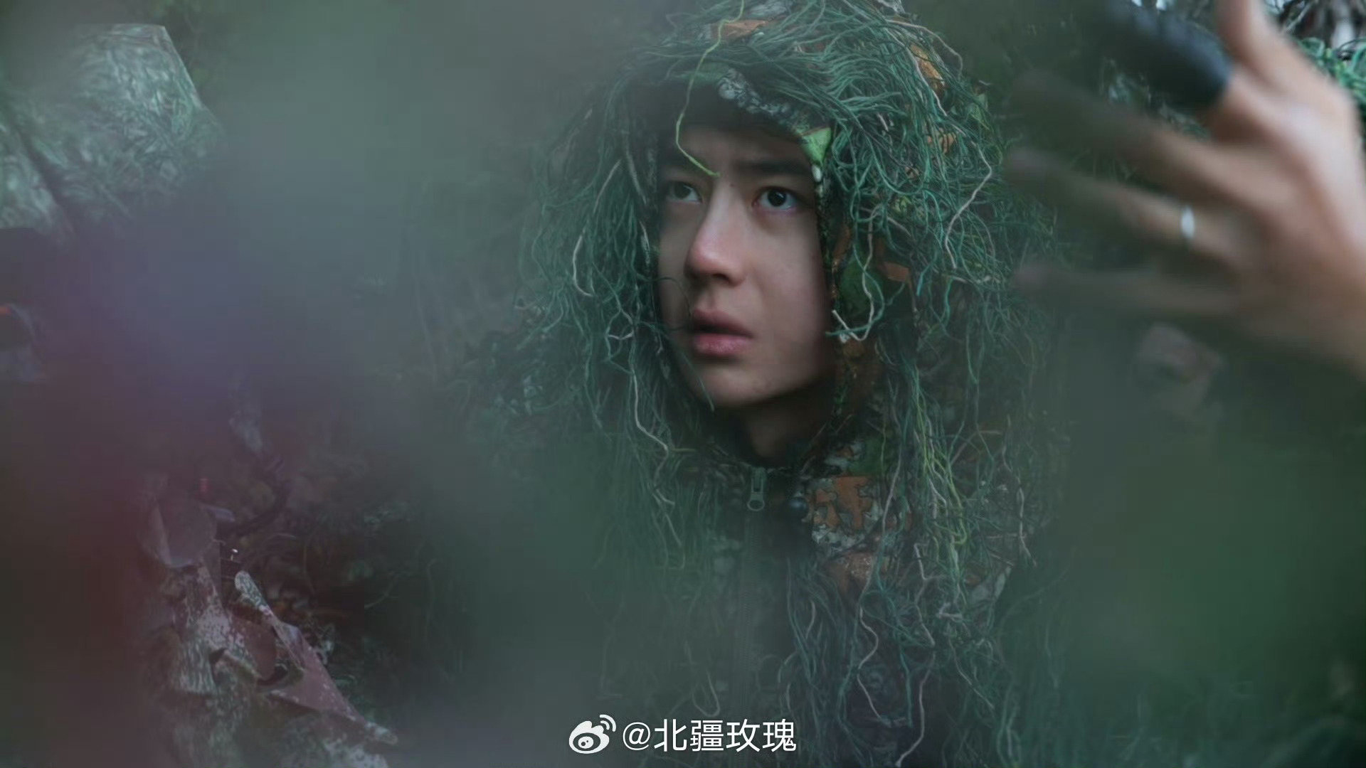  王一博闯进木工赛道一场奔赴山野的温暖公益之行，背后是实打实的坚守，动手搭建保护