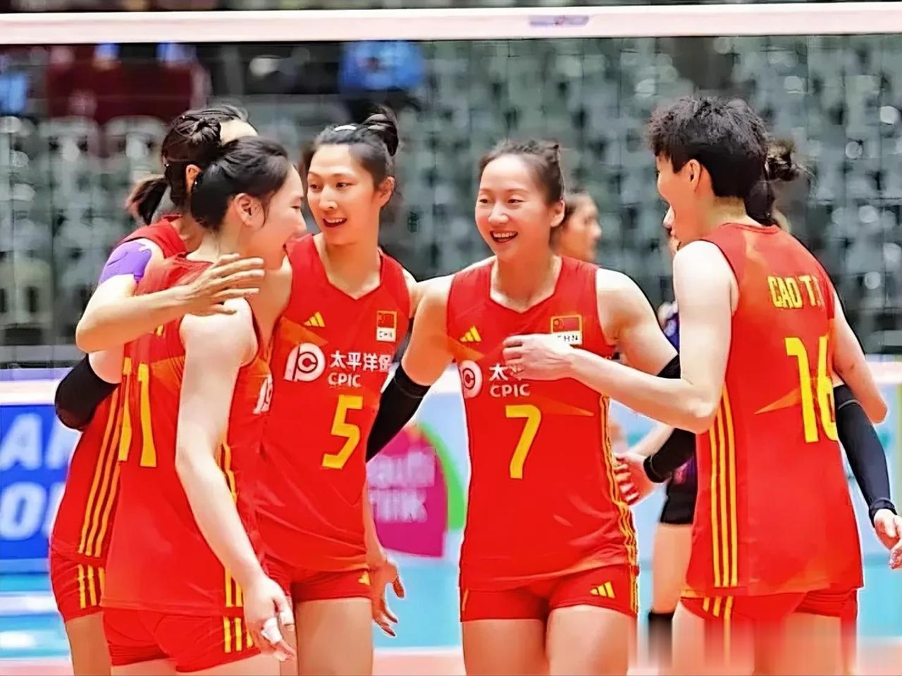 9月3日，2023女排亚锦赛复赛阶段首场比赛，全球人口最多的两个国家的女子排球队