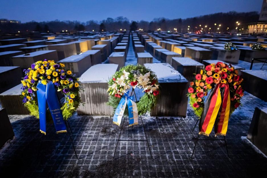纪念日现分歧！德国悼念大屠杀，波兰总统强硬索要二战赔偿
 
纳粹大屠杀的历史遗留