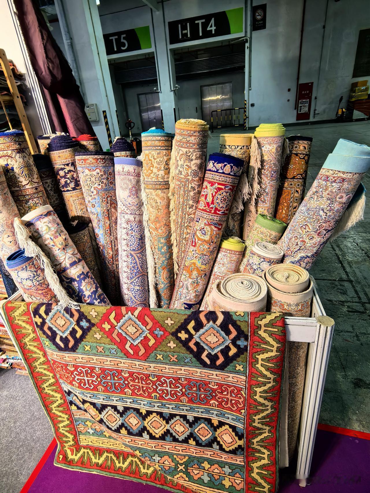 在国际珠宝展上，IRANIAN（伊朗）展区的手工地毯与挂毯，以纯羊毛或真丝织就，