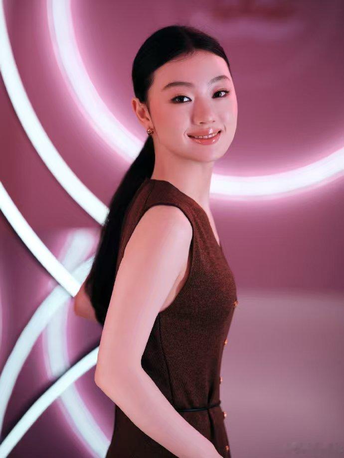 杨紫拽得很像单依纯杨紫爆改单依纯白玉兰预测 谁看完直接存好红毯期待！新造型的拽感