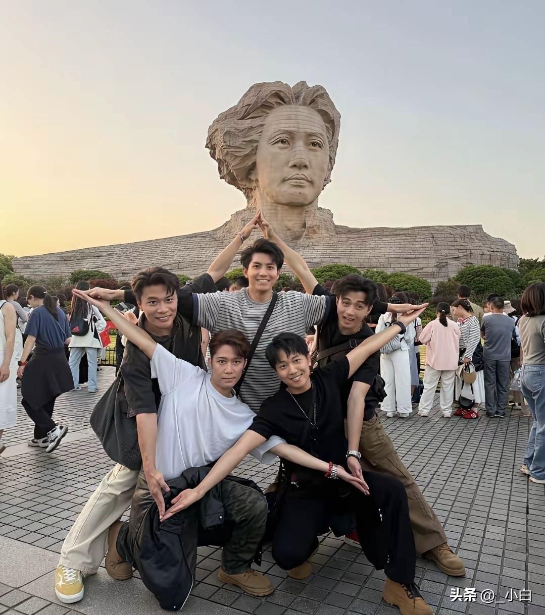五个阳光帅气的男孩，在桔子洲头毛爷爷的像前，巧妙地搭成一个五角星。
这画面，太有