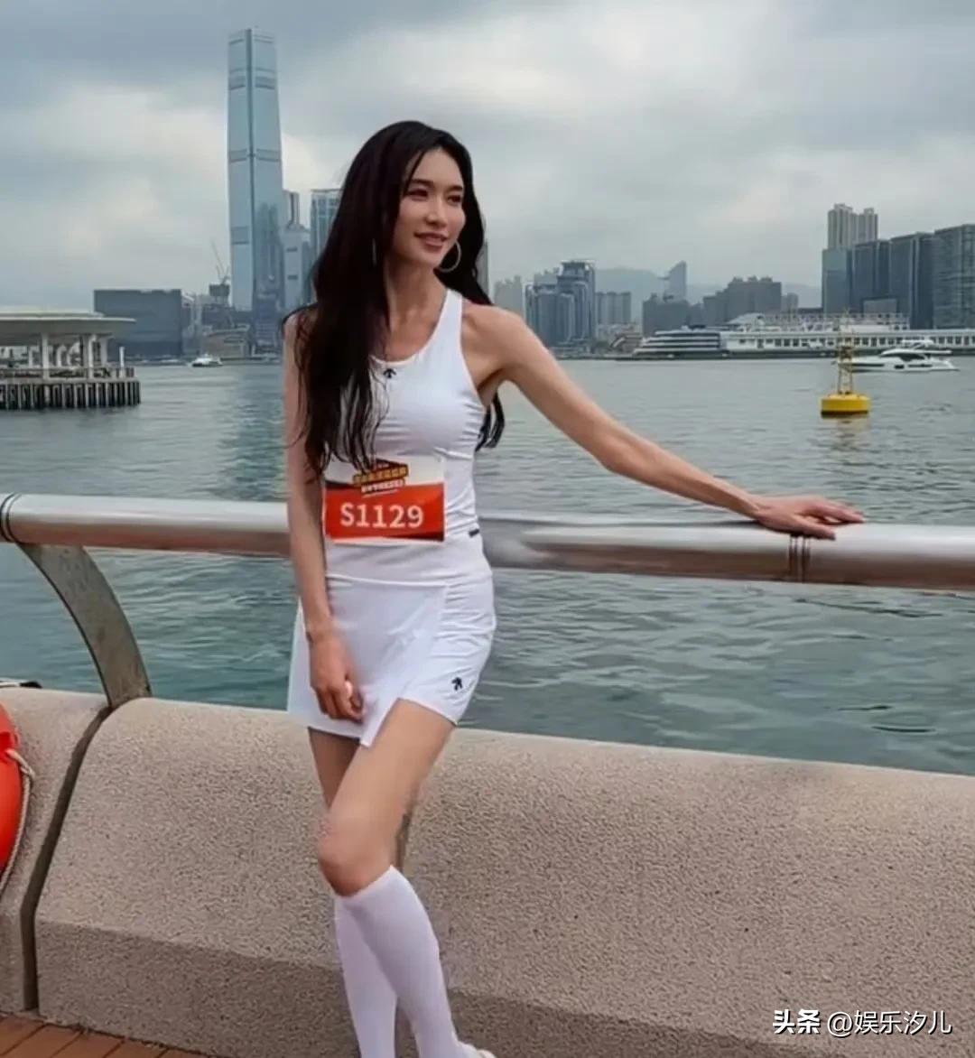 51岁林志玲亮相香港马拉松
这身材体态好养眼
身姿美美哒
也太会保养了
看起来不