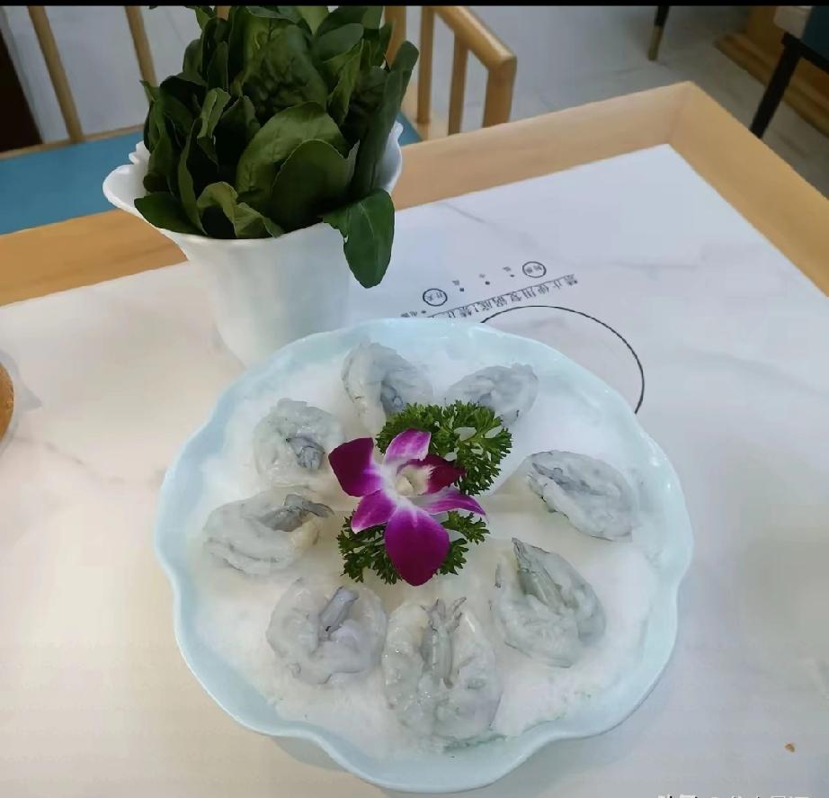 两对暮年恋人，相约去北京香山看红叶。
他们的故事，比红叶还浓。
 
老太太住院三