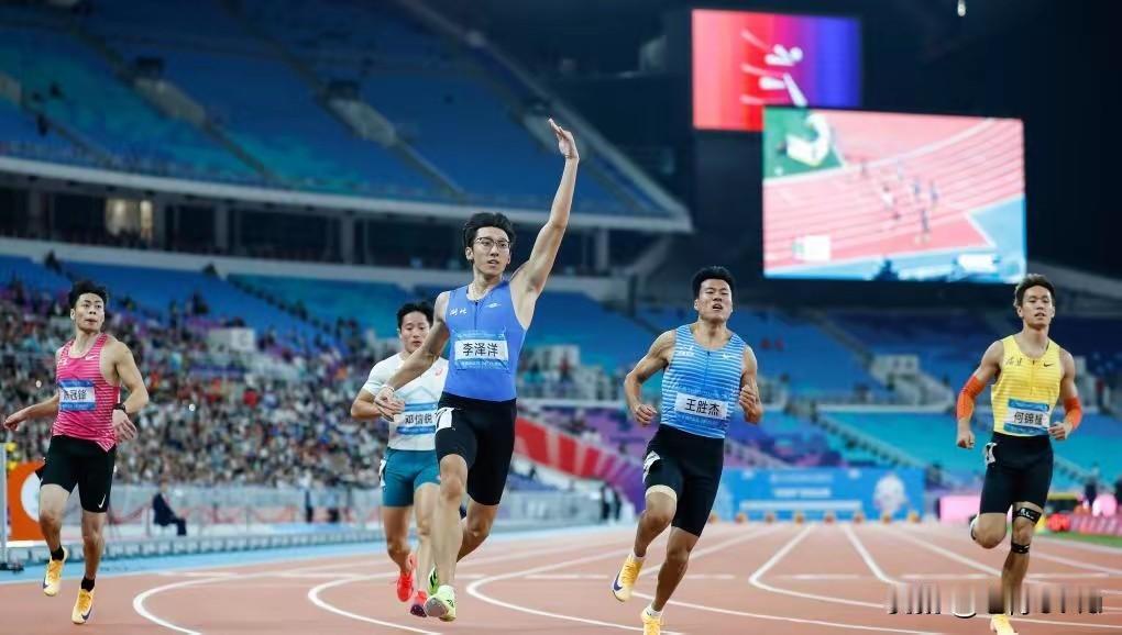 全运会男子100米决赛湖北队李泽洋夺冠：第十五届全运会田径男子100米决赛在广州
