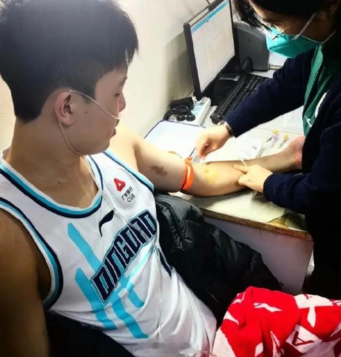 独自在NBA闯荡的中国球员杨瀚森，近期再次遭遇了一些波折。由于在12月8日对阵灰