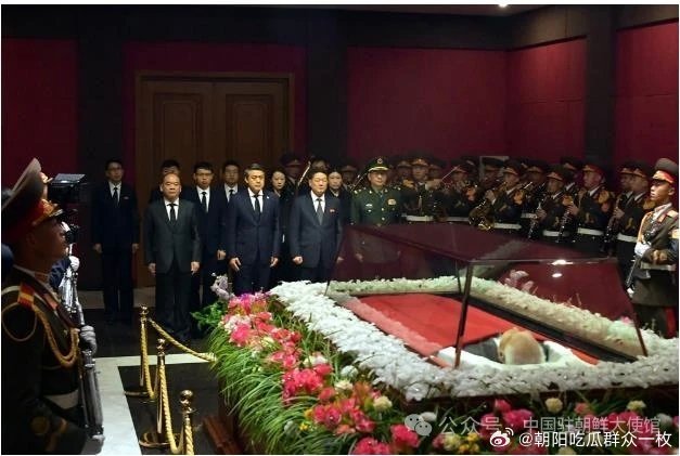 2025年11月4日，中国驻朝鲜大使王亚军吊唁朝鲜最高人民会议常任委员会前委员长