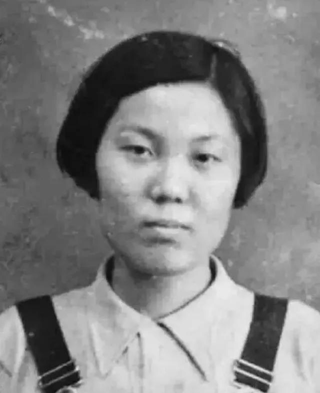 1946年，一名23岁女子，按了按胸前的东西，和丈夫互看一眼，随即，抱起2岁的儿