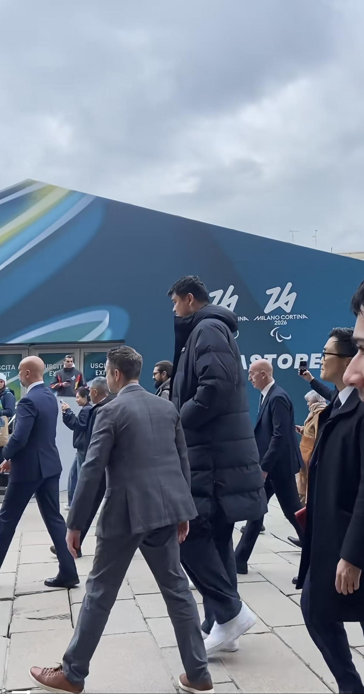 意大利米兰，就想知道姚明的羽绒服哪里买的[吐舌]太引人注目了，姚明去了欧洲，就是