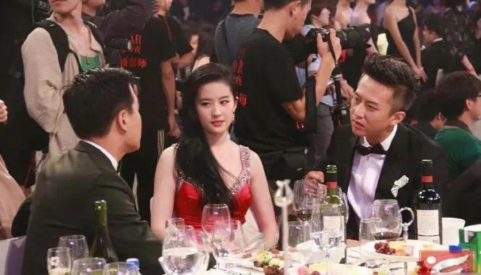 刘亦菲：要不我起身，你俩慢慢聊！ ​ ​​​
#讨论明星刘亦菲#