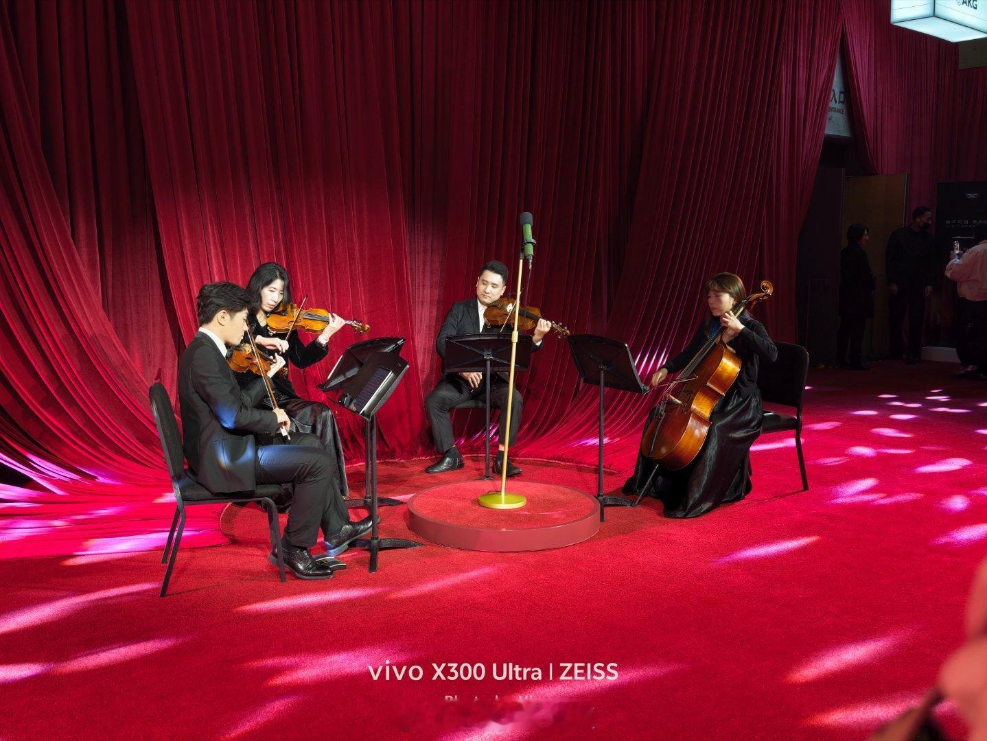 到凯迪拉克凯威德发布会现场了，布置的相当复古文艺，送的礼物也是一张黑胶唱片~凯迪