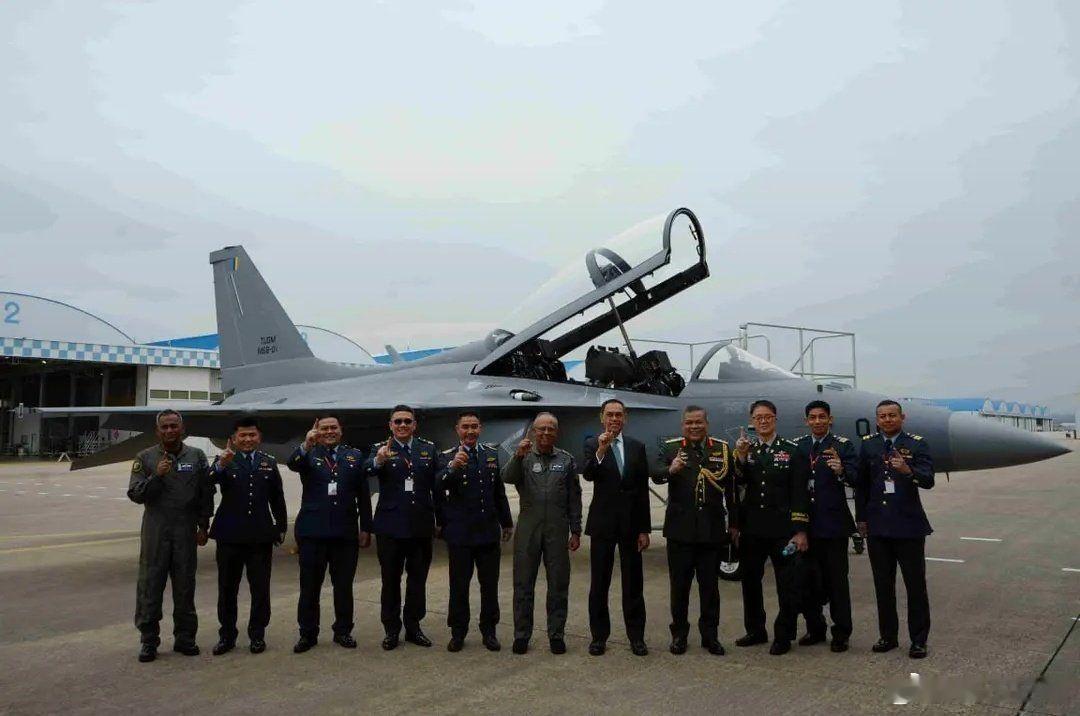 马来西亚空军首架FA-50M LCA/FLIT 战机下线，在马来西亚空军司令拿督
