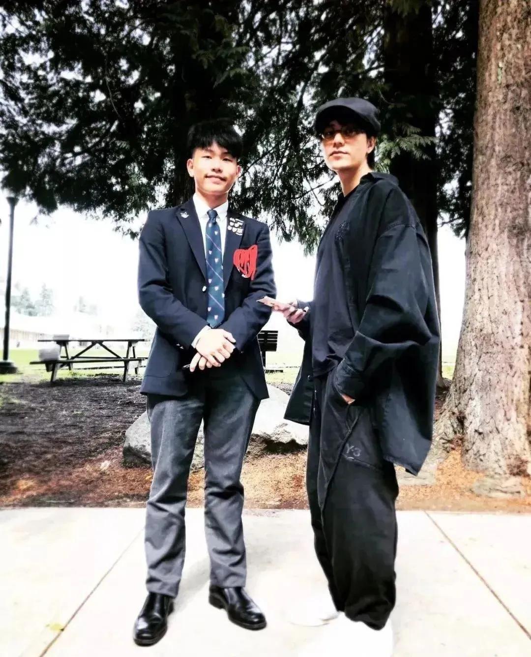 照片中的这对父子可是大名鼎鼎的人物哟。那个从小不知道妈妈是谁的小孩已经大学毕业了