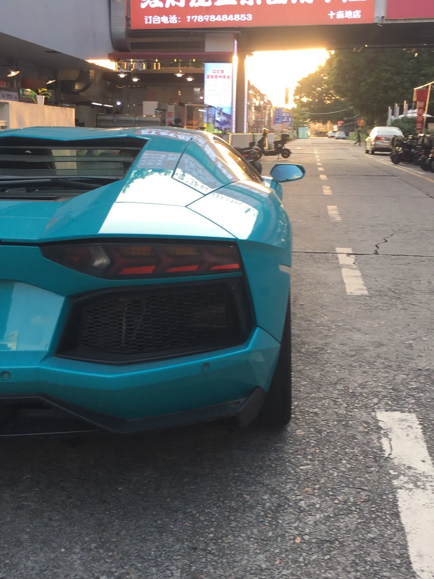 十亩地惊现兰博基尼AventadorLP700-4，太帅了😱