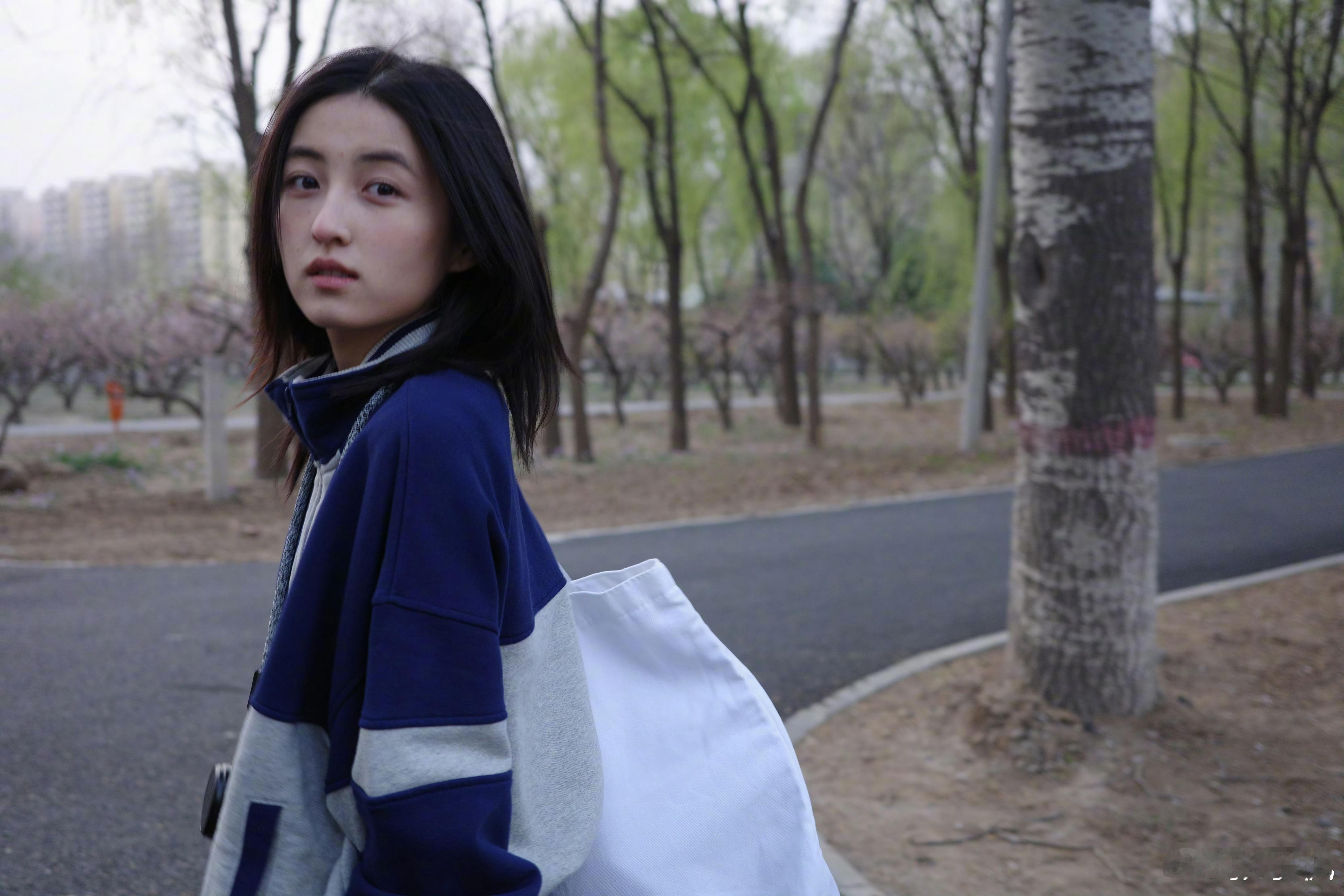 #张子枫素颜逛公园# 张子枫逛公园plog来啦~好久不见的妹妹，状态依旧满分！素