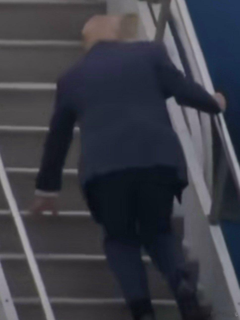 特朗普上飞机时差点跌倒 我跟你们说，还是卢比奥懂事儿，后面跟着也来个如摔，什么叫