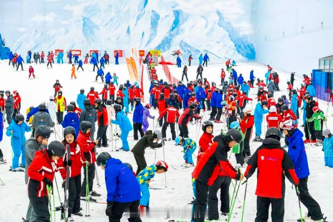 南方室内滑雪场订单碾压北方！广州热雪奇迹暴增400%，苏州雪世界带火周边酒店…[