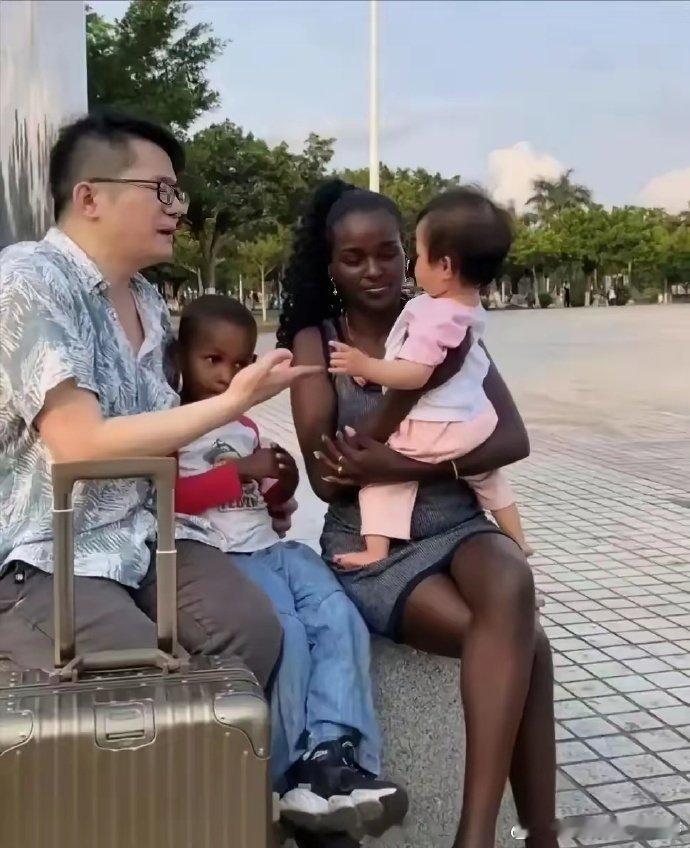 黑人的基因，其实也没有大家说的那么强大，你看，这不一个随爸一个随妈 ​​​