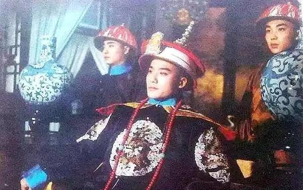 同治皇帝还在娘胎的时候，太监安德海做了一个奇怪的梦，梦里有一条五彩斑斓的龙绕梁飞