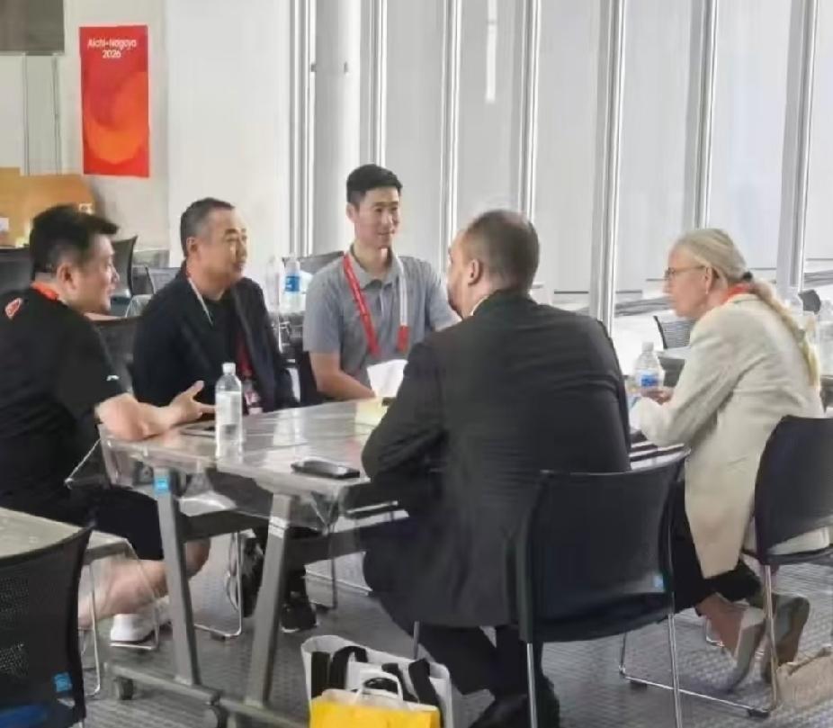 刘国梁现身名古屋亚运赛场，看着就觉得踏实✨
 
刷到场馆内的现场照片，刘国梁来到