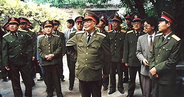 1986年6月一天，时任副总参谋长的张震，来到了安徽宿县的盛圩子村。当他看见一棵