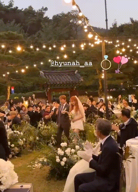 #泫雅龙俊亨婚礼##泫雅龙俊亨婚礼仪式现场#泫雅戴着头纱，穿着短款轻婚纱，脚踩红