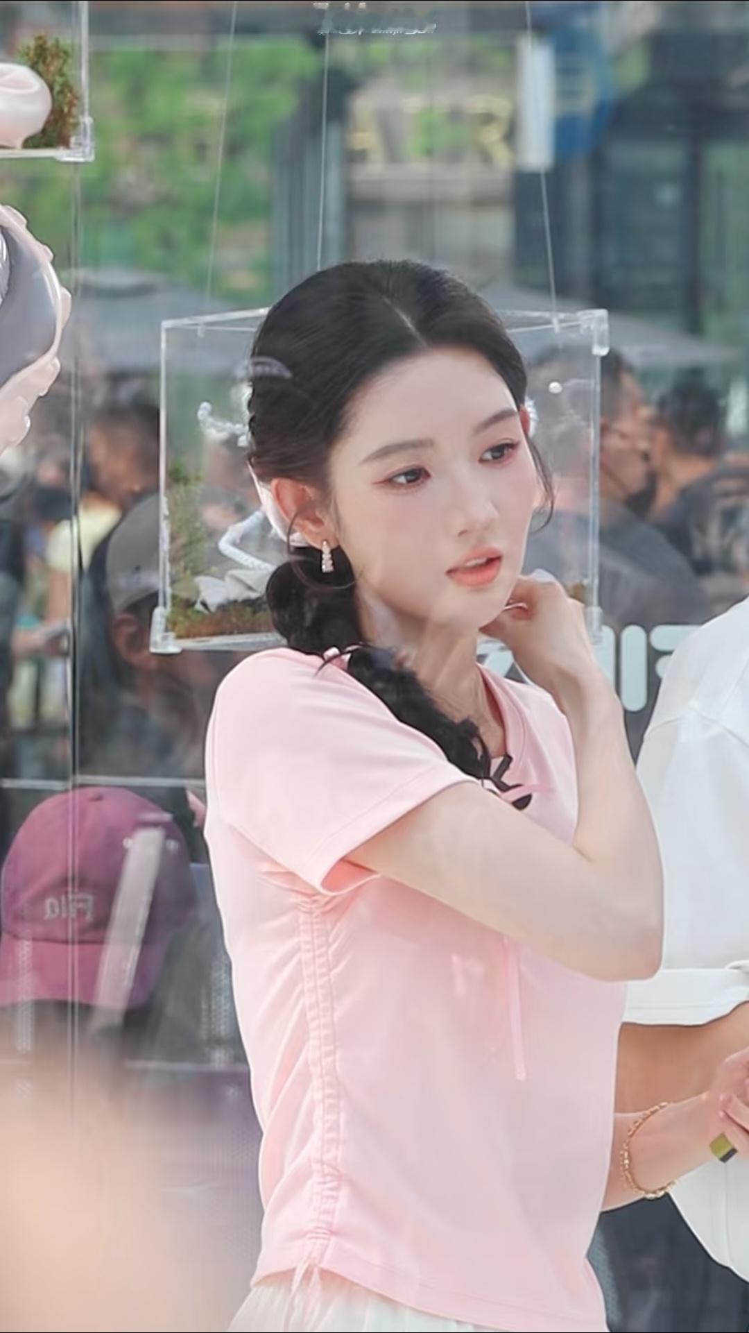 王玉雯这几张照片神似刘亦菲，越来越清纯漂亮了，她会成为内娱第二个神仙姐姐吗？ 