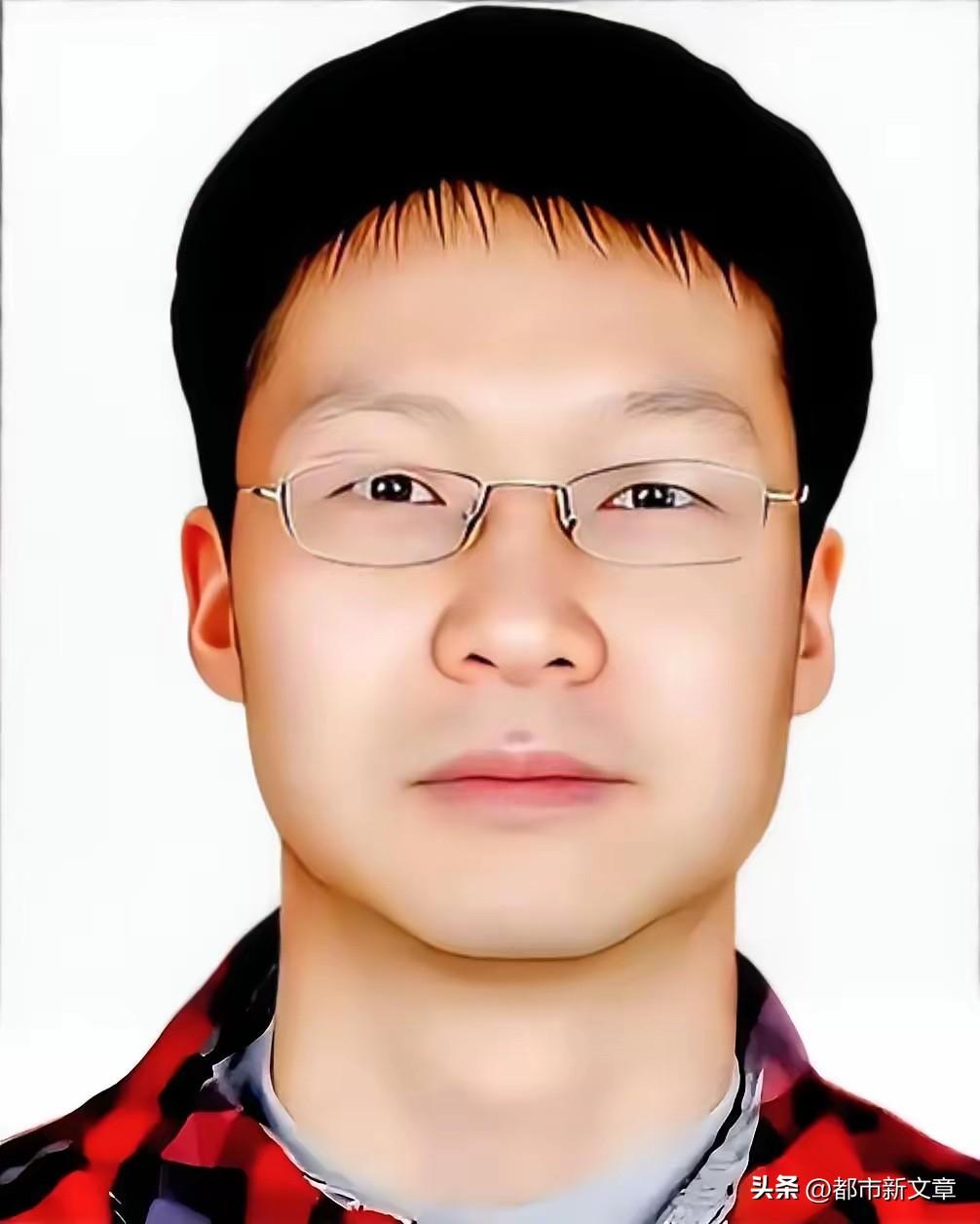 五十多岁的北大教授胡泳，在长达三年的时间里，被八十五岁重度失智的母亲拽入了尿布与