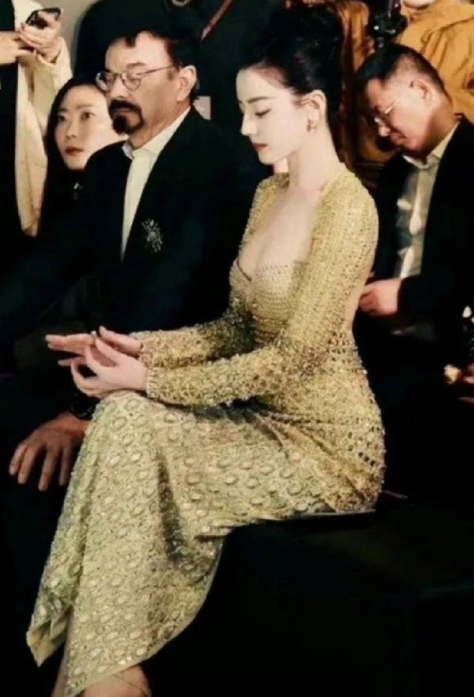 迪丽热巴从小到大样子不变，身材体态却是大变样，气质提升了不止一个档次 