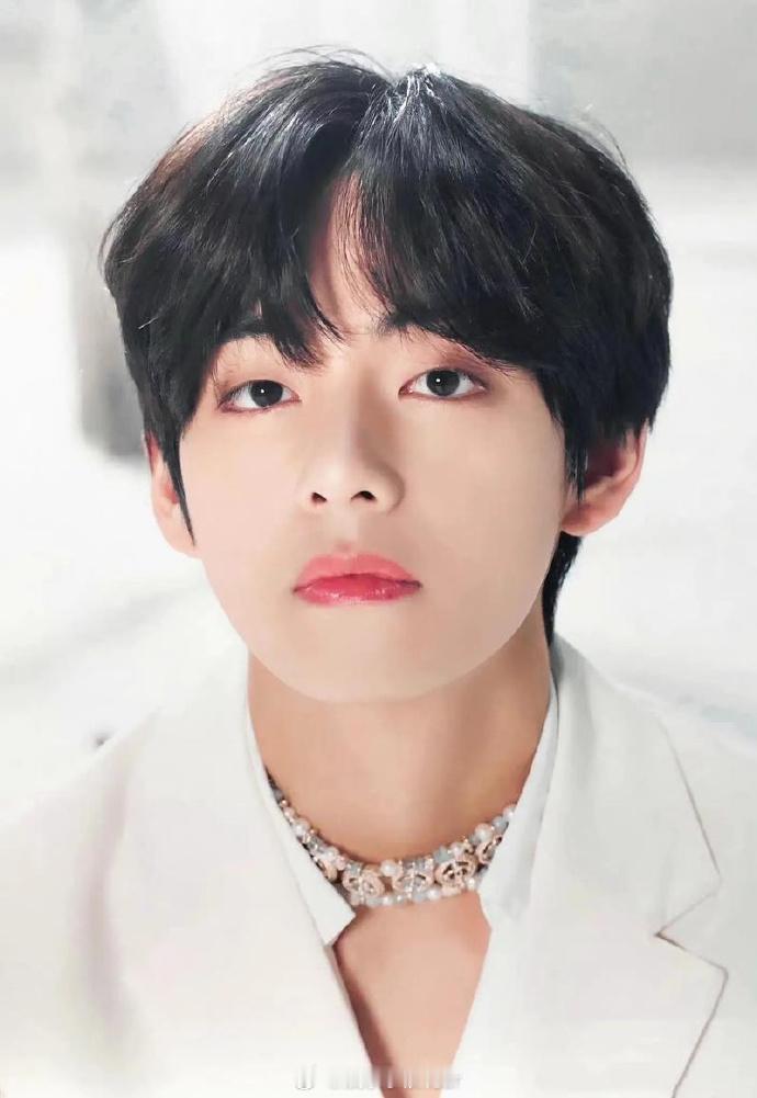 金泰亨去掉id中的kv金泰亨疑似因张元英争议改id 有网友发现张元英自拍上的水汽