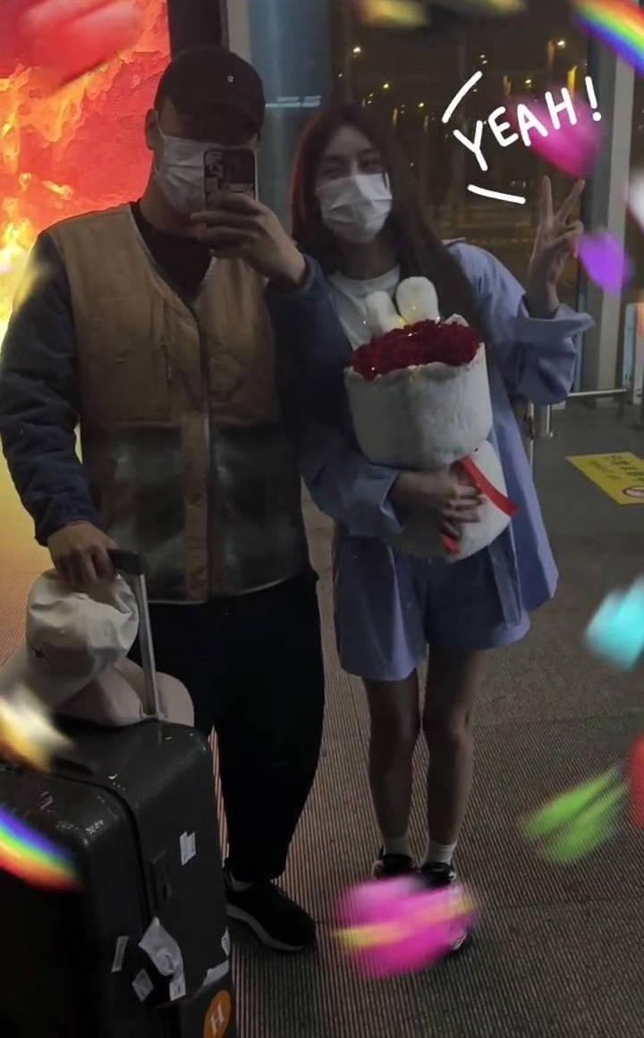  5月20当天，杜海涛亲自给沈梦辰接机，并准备了玫瑰花，被网友吐槽就送了200块