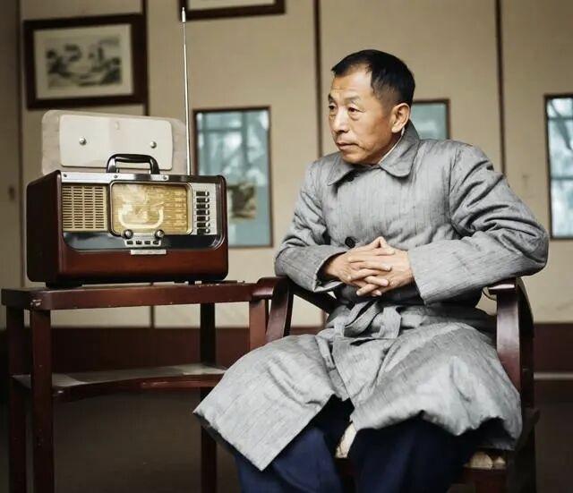老照片，记录历史瞬间1957年，张汉卿穿戴整齐，端坐在桌子旁聆听收音机。此刻距离