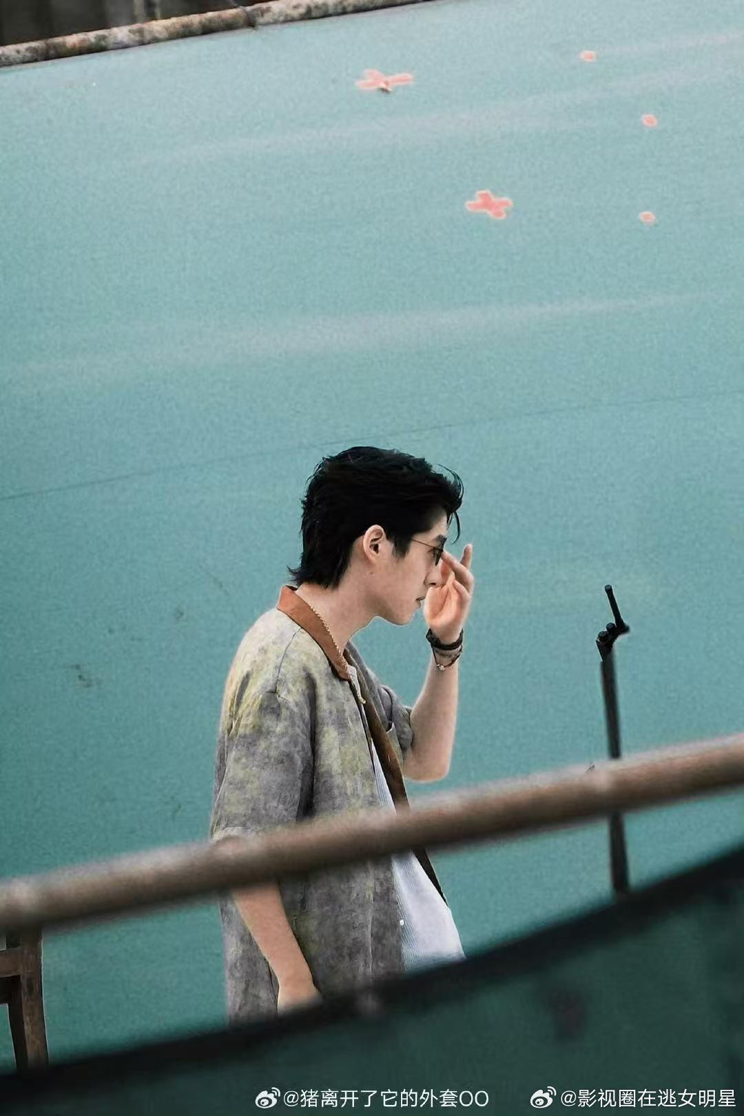 刘昊然海岛舒服日志衬衫墨镜路透 ​​​谁懂这种随性的帅气多迷人？！刘昊然还得是你