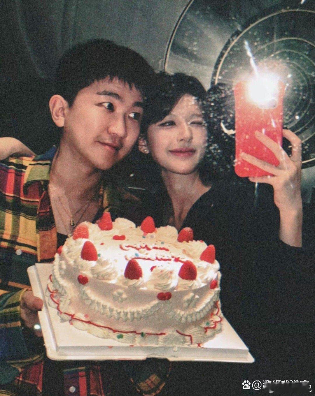 以前张大大过生日，杨幂、大baby和宋祖儿都会来庆祝。现在成了赵露思和华晨宇 