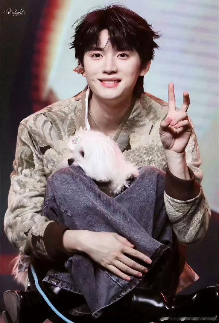 第一个猫塑周翊然的人是天才 猫塑周翊然这个梗能留下来不是因为是粉丝在硬凑，是因为