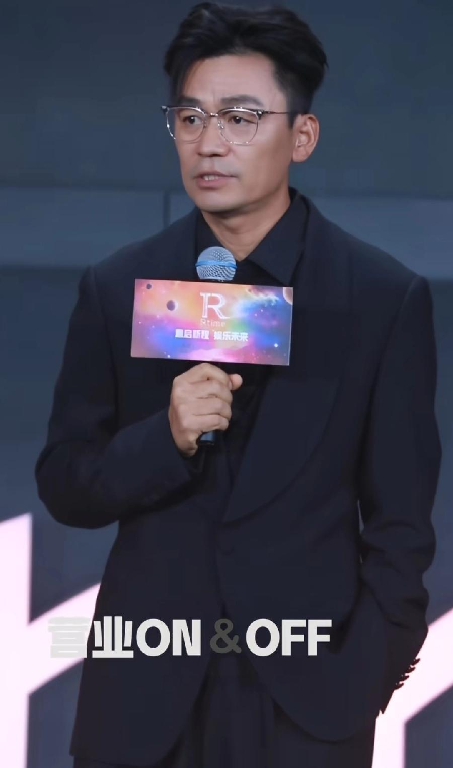 王宝强，突然变帅了，有男人味了，这装扮气质，霸道总裁，一身黑西服，单手插兜，发型