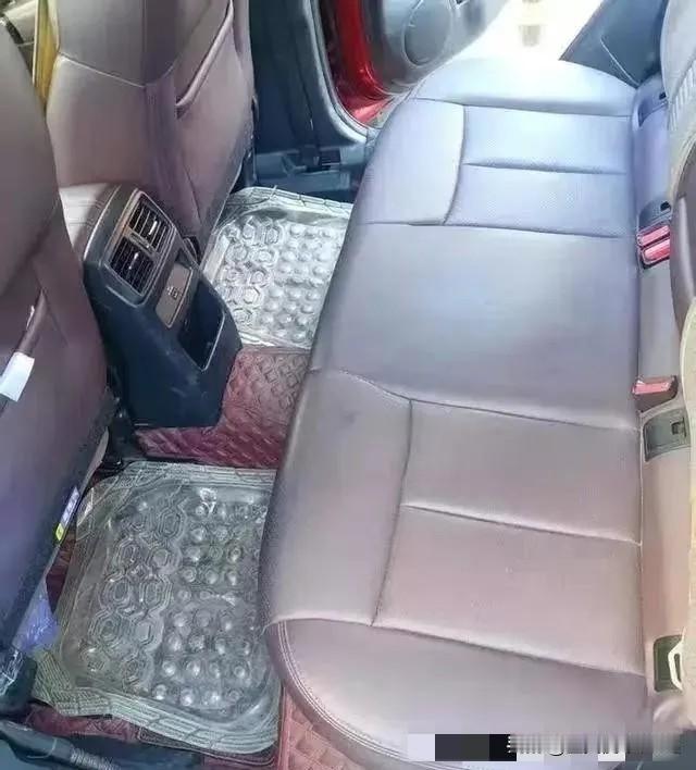 太烧脑！男女网恋奔现，车内拥吻，女子还2次自愿为其进行口部亲密行为，不料当男的去