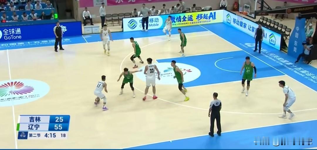 姜伟泽这小体格子，比原来壮多了，在场上跟个小胖子似的。吉林队的阵容确实不行，辽宁