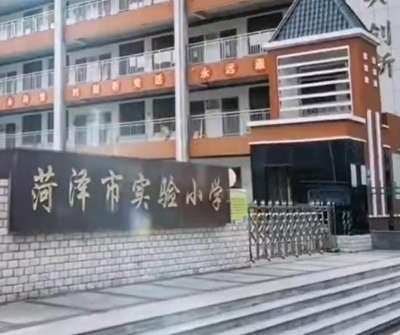 近日，山东菏泽市的张女士和成女士很是苦恼，两人都住融邦中山苑小区，学区划在菏泽市